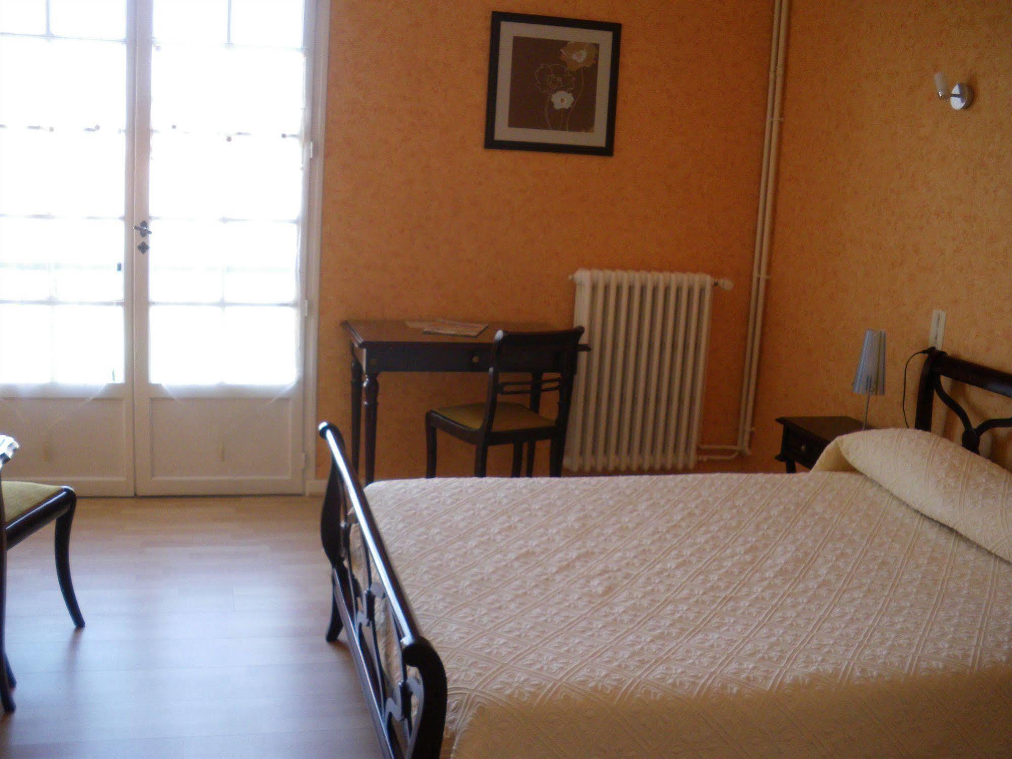 Hotel Du Commerce Chez Stephane Roumazières エクステリア 写真
